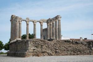 hermosa vista de las ruinas del templo romano en evora, portugal. cielo azul. foto