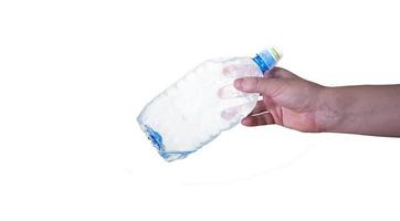 un hombre que sostiene una botella de plástico vacía, aislada en un fondo blanco. foto