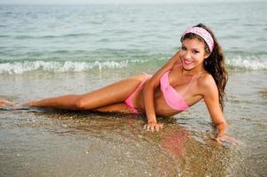 mujer con hermoso cuerpo en una playa tropical foto