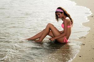 mujer con hermoso cuerpo en una playa tropical foto