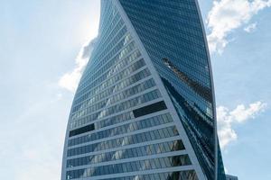 edificios de gran altura del centro de negocios de moscú. distrito de la ciudad de moscú contra el cielo de día con nubes foto