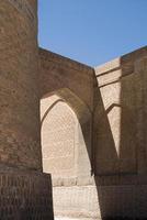 EDIFICIO ANTIGUO CON ARCO Y PASAJE. los edificios antiguos de asia medieval. bukhara, uzbekistán foto