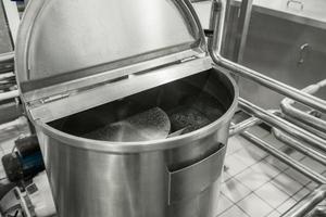 Tanque de almacenamiento y pasteurización en la fábrica de leche. equipo en la planta de productos lácteos foto