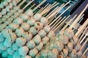 albóndigas a la parrilla en rejilla de acero, un mercado de comida callejera foto