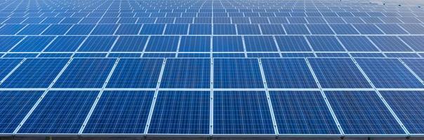 paneles de células solares en una planta de energía fotovoltaica foto