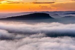 amanecer y niebla en el valle hermoso foto