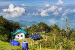 paneles de células solares en una planta de energía fotovoltaica foto