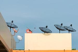 antenas parabólicas en una residencia foto