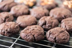 galletas de chocolate recién salidas del horno sobre una rejilla de acero. foto