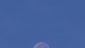 lapso de tiempo de la luna. nubes y luna. video