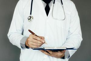 el médico está tomando notas en el hospital. foto