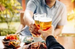 dos hombres beben alcohol en un restaurante. foto