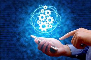 industria 4.0, concepto industrial de Internet de las cosas con un hombre usando un teléfono inteligente y antecedentes binarios. foto