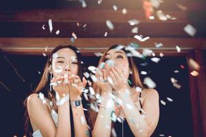 celebración femenina asiática en casa. foto