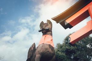 piedra del zorro guardián de fushimi inari taisha en kyoto, japón. foto