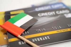 bandera de los emiratos árabes unidos en tarjeta de crédito. desarrollo financiero, cuenta bancaria, estadísticas, economía de datos de investigación analítica de inversión, comercio de bolsa, concepto de empresa comercial. foto