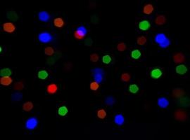 pequeñas imágenes de fondo bokeh que brillan en la noche y muchos colores. foto