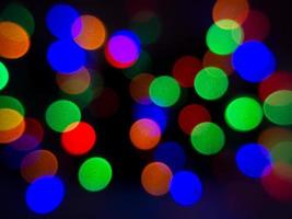 la imagen de fondo del bokeh brilla en la noche y tiene muchos colores. foto