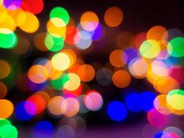 la imagen de fondo del bokeh brilla en la noche y tiene muchos colores. foto