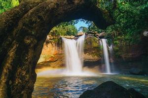 Haew suwat cascada en el parque nacional Khao Yai en Tailandia foto