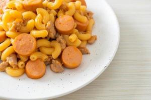 macarrones con salchicha y carne de cerdo picada foto