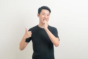 Retrato joven asiático cepillarse los dientes foto