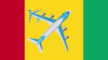 bandera de guinea y aviones. animación de aviones volando sobre la bandera de guinea. concepto de vuelos dentro del país y al exterior. video