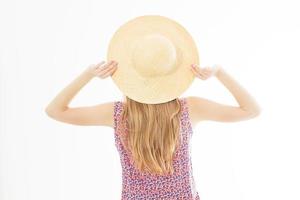 mujer de verano vestida con sombrero, vista trasera, vacaciones, aislada, espacio para texto, fondo blanco, espacio para copiar foto