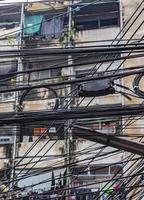 caos absoluto del cable en el poste de energía tailandés en bangkok, tailandia. foto