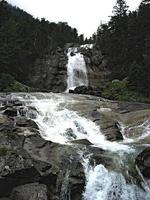 cascada de un río en las montañas foto