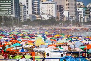 playa de leblon abarrotada en un típico día de verano en río de janeiro, brasil foto
