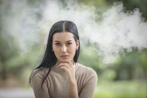 retrato, de, belleza, mujer joven, sentado, en el parque foto