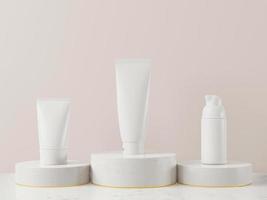 una maqueta de un par de tubos y frascos cosméticos blancos realistas en blanco aislados en fondo claro, representación 3d, ilustración 3d foto