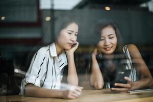 Dos hermosas mujeres hablando de todo junto en la cafetería cafe foto