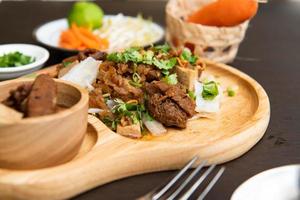 deliciosa comida tailandesa preparada por auténticos chefs tailandeses foto