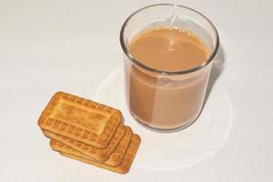 concepto de desayuno matutino. taza de té y galletas sobre fondo blanco. foto