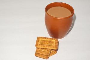 concepto de desayuno matutino. taza de té y galletas sobre fondo blanco. foto