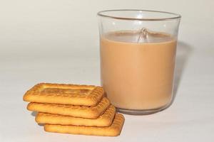 concepto de desayuno matutino. taza de té y galletas sobre fondo blanco. foto