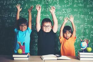 niño levantando la mano en el aula foto