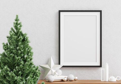 marco de fotos montado en la pared con jarrón de flores