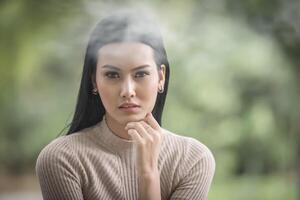 retrato, de, belleza, mujer joven, sentado, en el parque foto