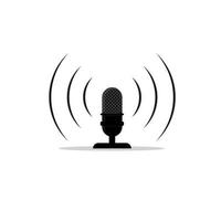 micrófono de escritorio aislado para transmitir en voz alta el concepto de podcast de sonido vector