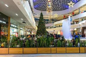 sochi, rusia-5 de enero de 2018- un café en una gran megatienda en decoración de año nuevo con mesas con gente. foto