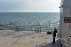 sochi, rusia-10 de junio de 2018- la arquitectura de la moderna estación de tren adler. foto