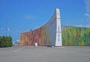 sochi, rusia - 10 de junio de 2014 - parque olímpico con gente caminando por los lugares de interés. foto