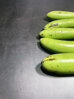 calabaza de botella, lagenaria siceraria aislada sobre fondo negro. foto