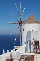 molino de viento en el pueblo de oia en la isla de santorini, grecia. foto