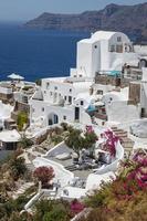 el pueblo de oia en la isla de santorini, grecia. foto