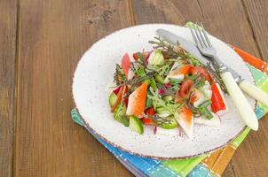 ensalada de verduras frescas con palitos de cangrejo. foto