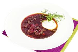 Sopa vegetariana de verduras con remolacha. foto de estudio